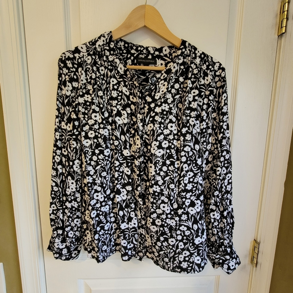 Pretty black and white blouse